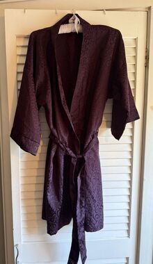 VTG Gabrielle Intimates Short Burgundy Satin Belted Robe women's L coquette